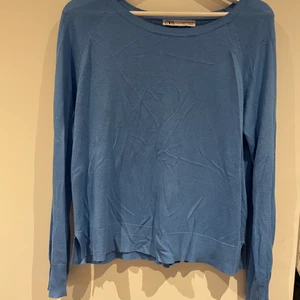 Blå tröja - Så fin blå tröja från zara❣️ tyget är tunt och känns väldigt mjukt💕💕 sitter avslappnat på en s