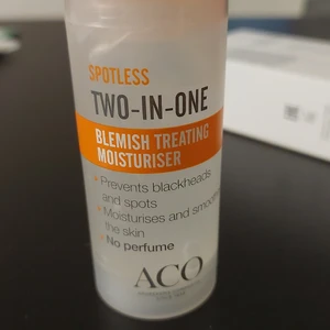 TWO-IN-ONE Aco spotless - Säljer en oanvändt Blemish treating moisturiser. Funkar perfekt för acne och oljig hud. Köptes för 95 kr. Gratis frakt. 