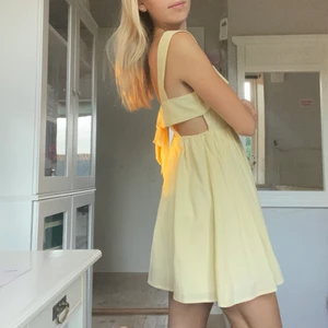 Drömmigaste sommarklänningen! 💛💫 - En superfin unik sommarklänning i toppskick <3