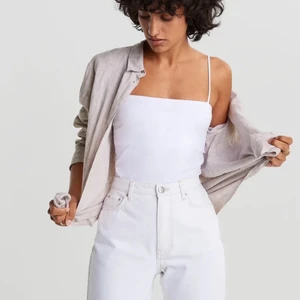 Vitt linne - Säljer detta snygga linne från Gina. Perfekt basplagg. Använt ca. 5 gånger. Säljer då det inte längre kommer till användning. Nypris 99kr. För fler bilder kom privat🤍