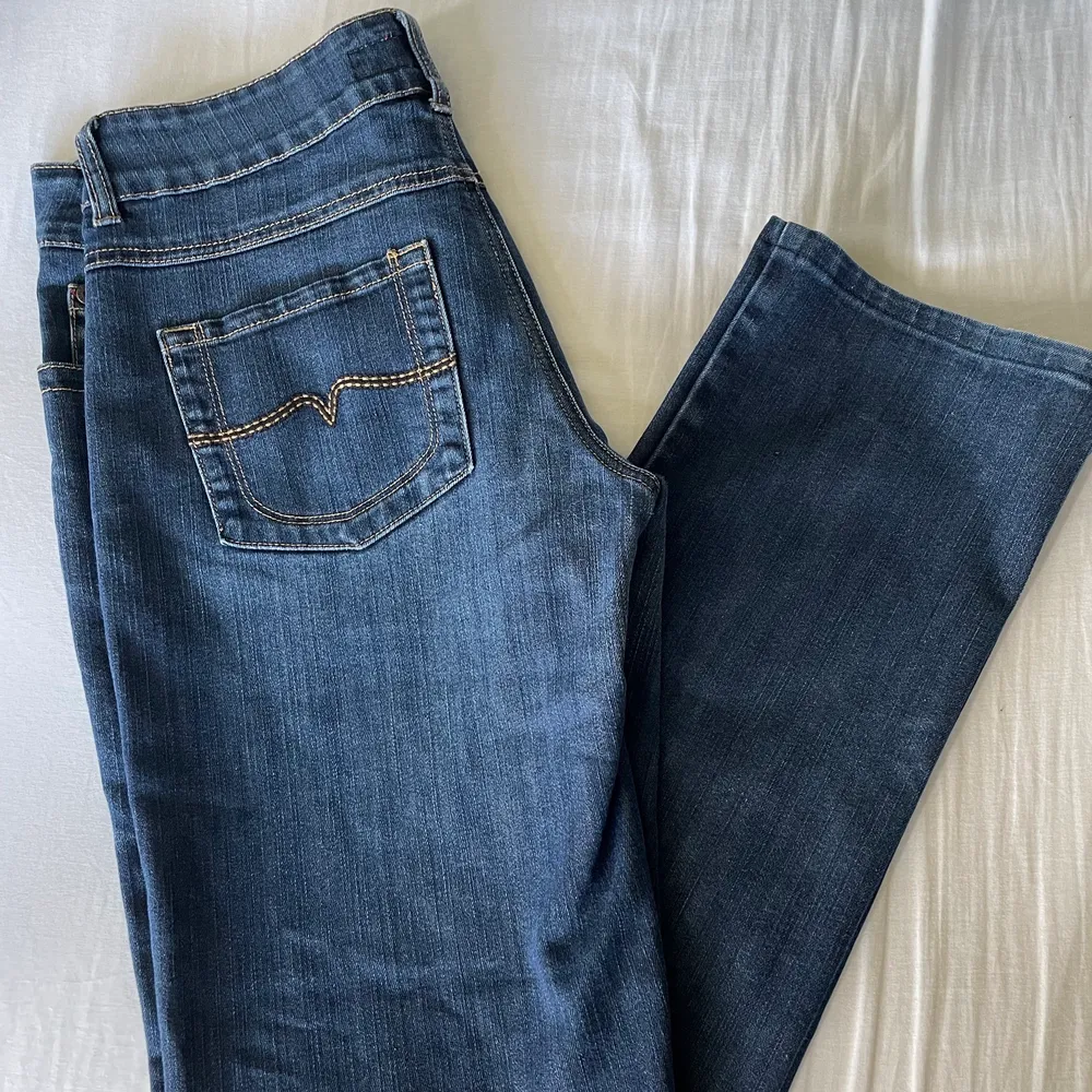 Jättefina jeans som e lågmidjade och raka i modellen. Lite korta på mig som e 170💕. Jeans & Byxor.