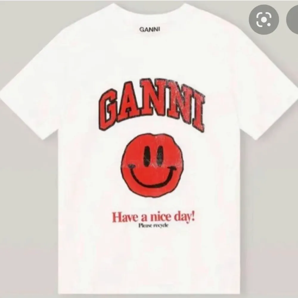 Ganni tshirt i jättebra skick, köptes för 1000kr. T-shirts.