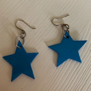 Örhängen - Fina örhängen med blåa stjärnor💗 frakten är 12kr 