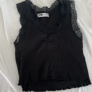 Linne från new yorker - Ett nästintill oanvänt plagg i gott skick. Storlek XXS. Mycket elastisk. Tyget är ribbat med spets kanter vid ärmarna. Köpt på New Yorker för 50kr 