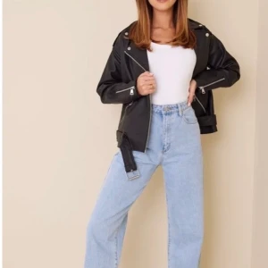 Oversized Skinnjacka  - En oversized skinnjacka ifrån Nelly.com i nyskick. Köpt i stl 34 men passar även 36! 🤍