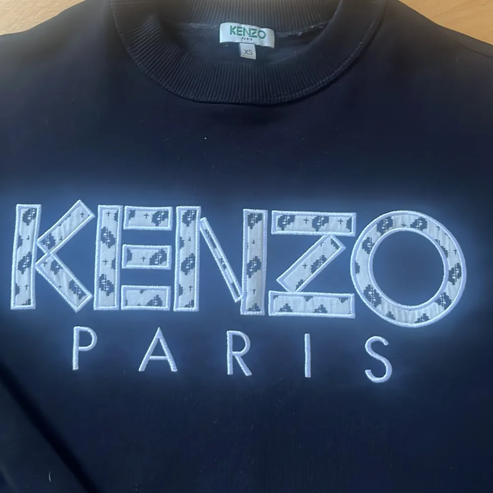 Säljer en kenzo tröja med storlek XS. Använd några gånger och är runt 9/10 i cond. Kvitto finns att visa om de är så. Köpte den ny för 2200kr. Tröjor & Koftor.
