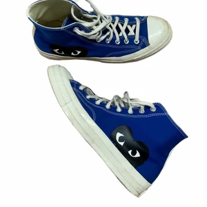cdg play converse - Intressekoll på dessa feta cdg play converse i storlek 44, cdg märket har börjat lossna lite därav det billiga priset, se bild 3, även lite smutsiga snören som lätt går att tvätta i maskin