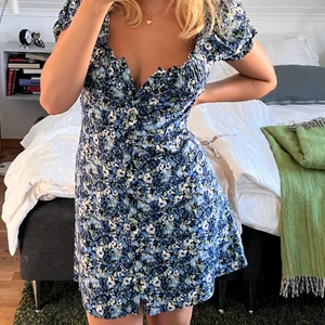 Sommarklänning - Fin sommarklänning från Gina med blommigt tyg