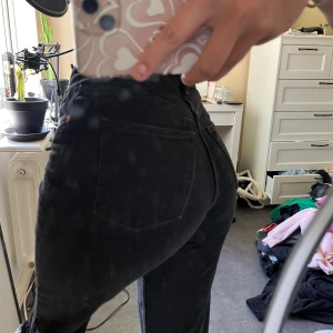 Lågmidjade jeans - säljer för passar inte S längre tyvärr, bra skick inga defekter. Köpare står för frakt Billigare vid snabb affär 