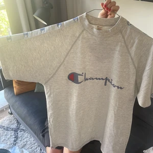 90s Vintage Champion T-shirt - Tröjan är från 90 talet, alltså äkta Vintage, den är storlek M men skulle säga att den är ganska stor för att vara just M. Den har sjukt feta detaljer som jag älskar, axelranden och den tjocka kragen bl.a. Bra skick:)  Priset kan man ju alltid diskutera;)
