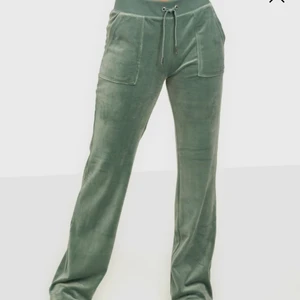 Juicy couture byxor - Tänkte kika intresse på mina enbart testade dessa juicy Couture med lapp kvar  i färgen chinos green som är slutsåld på nelly❤️ skriv för mer frågor!❤️ kom med prisförslag!