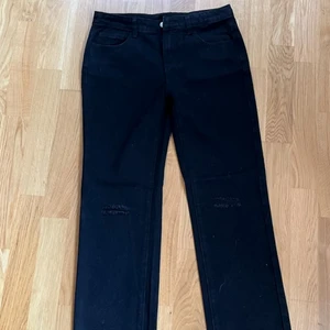 Lågmidjade jeans från shein strl s - Säljer dessa svarta lågmidjade jeans med hål i knäna, köppta från shein helt oanvända säljer pga att jag inte använder lågmidjade jeans strl s men passar xs 