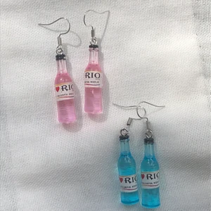 Colorful wine earrings💛 - Finns både i blå och rosa, perfekta sommarörhängen! 🤍 30kr/paret, frakt tillkommer på 14kr! Skriv till mig vid intresse 