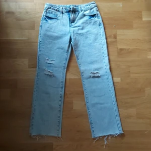 Jeans strl s - Säljer dessa lågmidjade håliga jeans från shein, aldrig använda, strl s men passar även xs, säljer pga att jag inte använder lågmidjade jeans. Nypris 150 säljer för 100, köparen står för frakt💗
