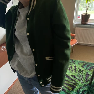 college jacka - säljer denna svin snygga college jackan, dunder skick!! ‼️kontakta mig innan du vill köpa ‼️