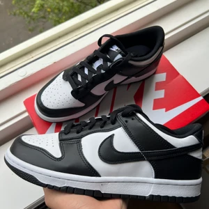 Nike Dunk Low ”Pandas” - Wts Nike Dunk Low ”Pandas” Storlek 39 Pris 2000 Helt nya och oanvända. Finns i Göteborg/frakt  Kvitto o refs finns.