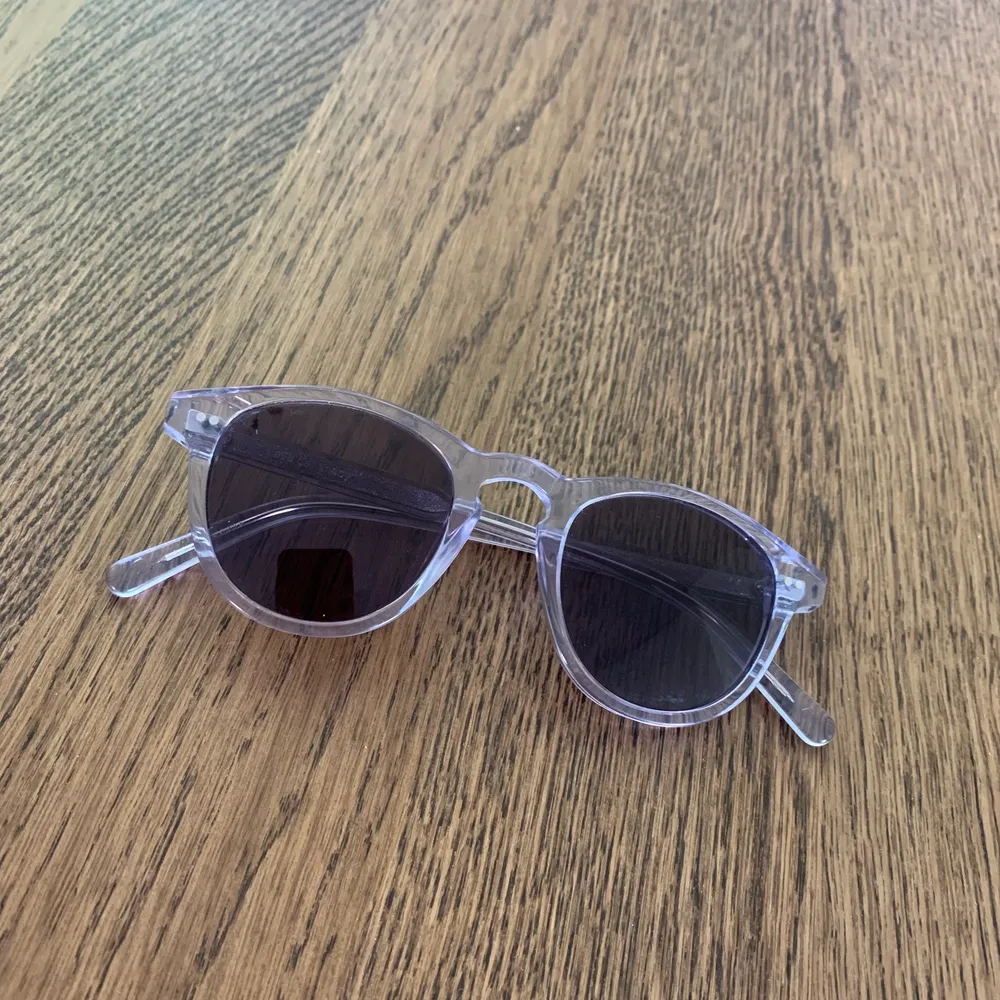 Transparenta solglasögon från Chimi. Används sällan så bättre någon annan får njuta av dem.   Skick 8-9/10. Accessoarer.