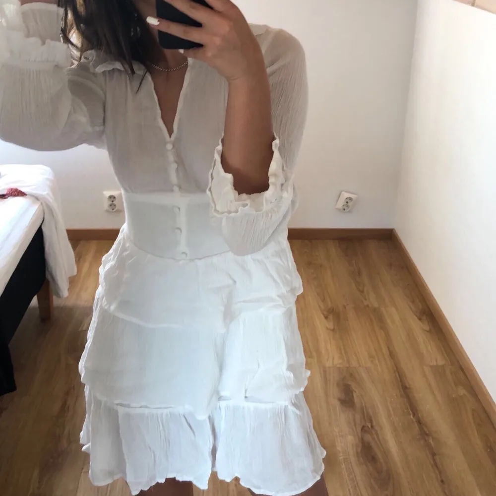 Säljer denna vita klänning då jag har en liknade som jag tycker mer om. Den är lite genomskinlig. . Klänningar.