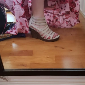 Beiga skor med kilklack  - Fina skor, knappt använda. Tror det är storlek 37 eller 38. Jag har 38 och de passar mig. 