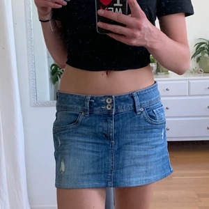 Jeanskjol - Lowwaist kjol från edc by esprit🤍 midjemått:80 tvärsöver, längd fram:28 cm, längd bak:32 cm🤍 kontakta mig privat för billigare frakt