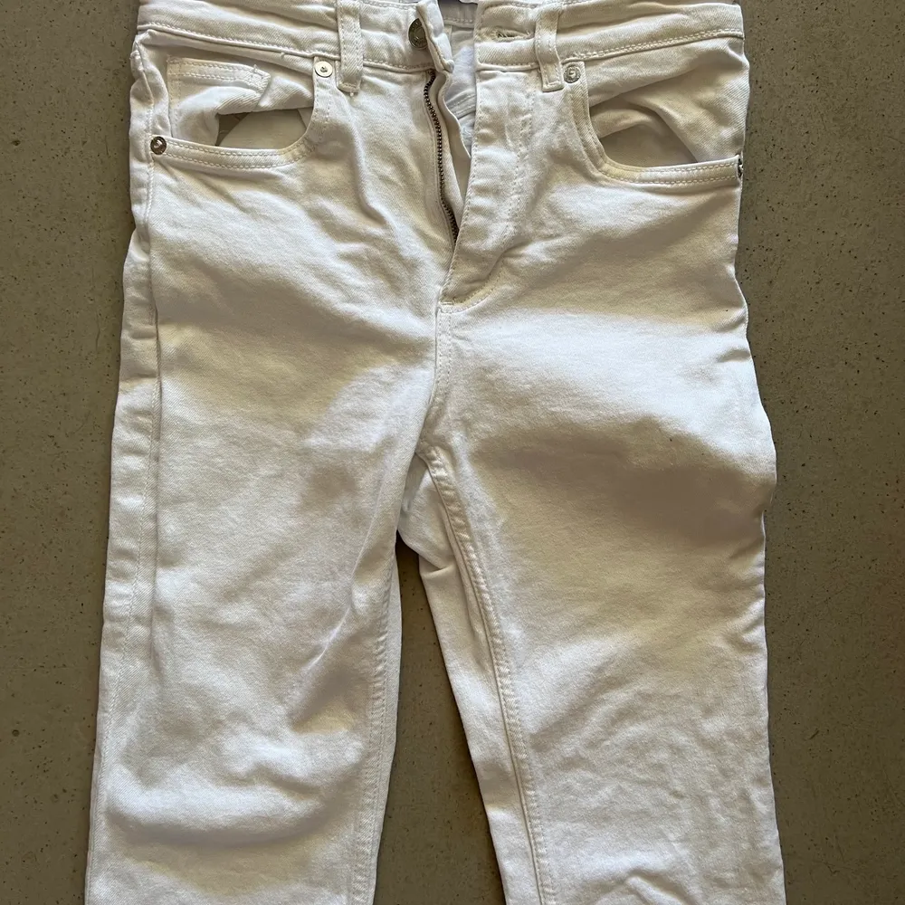 Vita zara jeans i storlek 36 jätte fina nu på sommaren. Köpta för 259 för cirka ett år sedan men sparsamt använta så säljer för 150 . Jeans & Byxor.