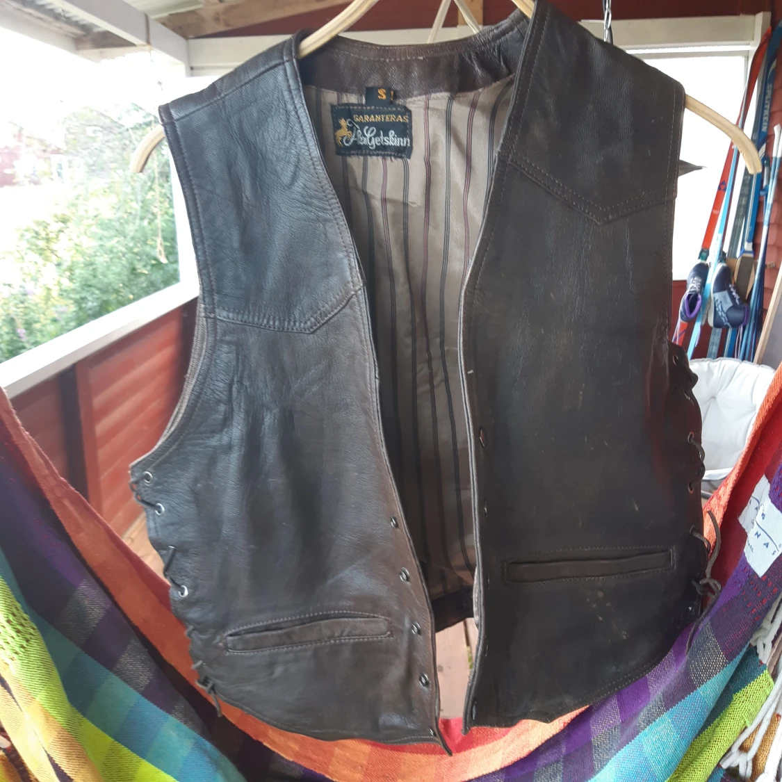 Skinnväst med detaljer sv äkta getskinn