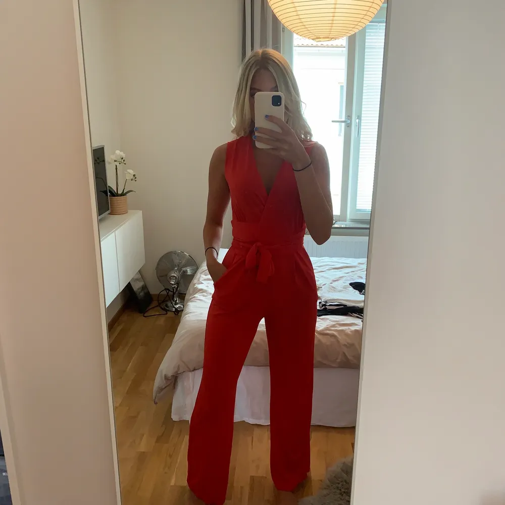 Jumpsuit från mango, riktigt riktigt snygg!! Så skönt material och stretchig. Knyter i midjan 💕💕. Klänningar.