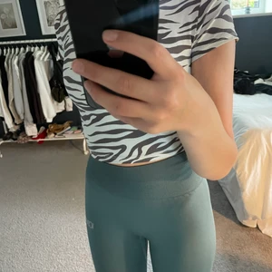 Bershka  - Går att justera i ryggen efter önskemål 