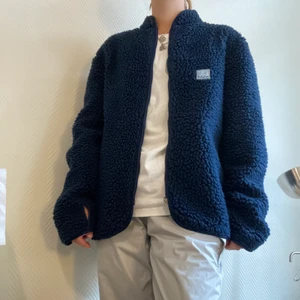 Blå vintage teddyjacka - Blå vintage teddyjacka i storlek L. Använd och lite nopprig på insidan men i bra skick. 