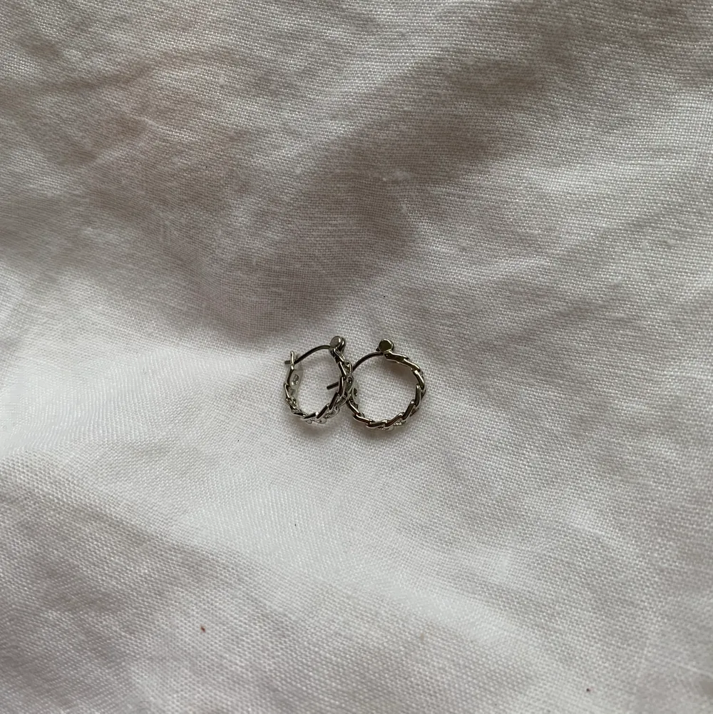 Coola örhängen som är som kedjor, silverfärgade! . Asusteet.