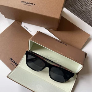Burberry vintage solglasögon - Nyskick, inte en repa. Äkthetsbevis osv kommer såklart också med! Köpa från burberry.