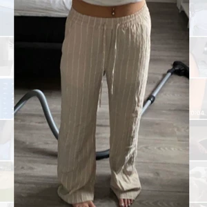 Linnebyxor  - Säljer mina linnebyxor som är från zara, köpte dessa 2021 så de går inte att köpa längre. Favoriter och sitter som en smäck men vill prova på nytt. Många intresserade så startar vi budgivning