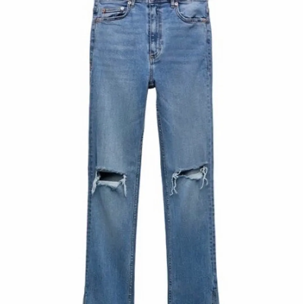 Säljer dessa jeans för att de aldrig kommit till använding🥰 Endast provade och glömde skicka tillbaka dem så i nyskick. Säljer ett par för 100 kr och båda två för 180 kr🥰 Om du vill ha fler bilder är de bara att skriva!. Jeans & Byxor.