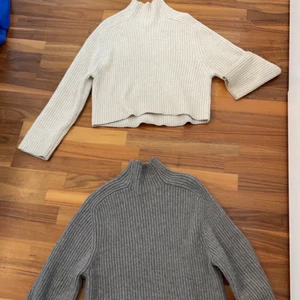 Stickade tröjor  - Två stickade tröjor från hm, älskar materialet och hur dem sitter. Ena är beige andra grå. En för 100, båda för 180