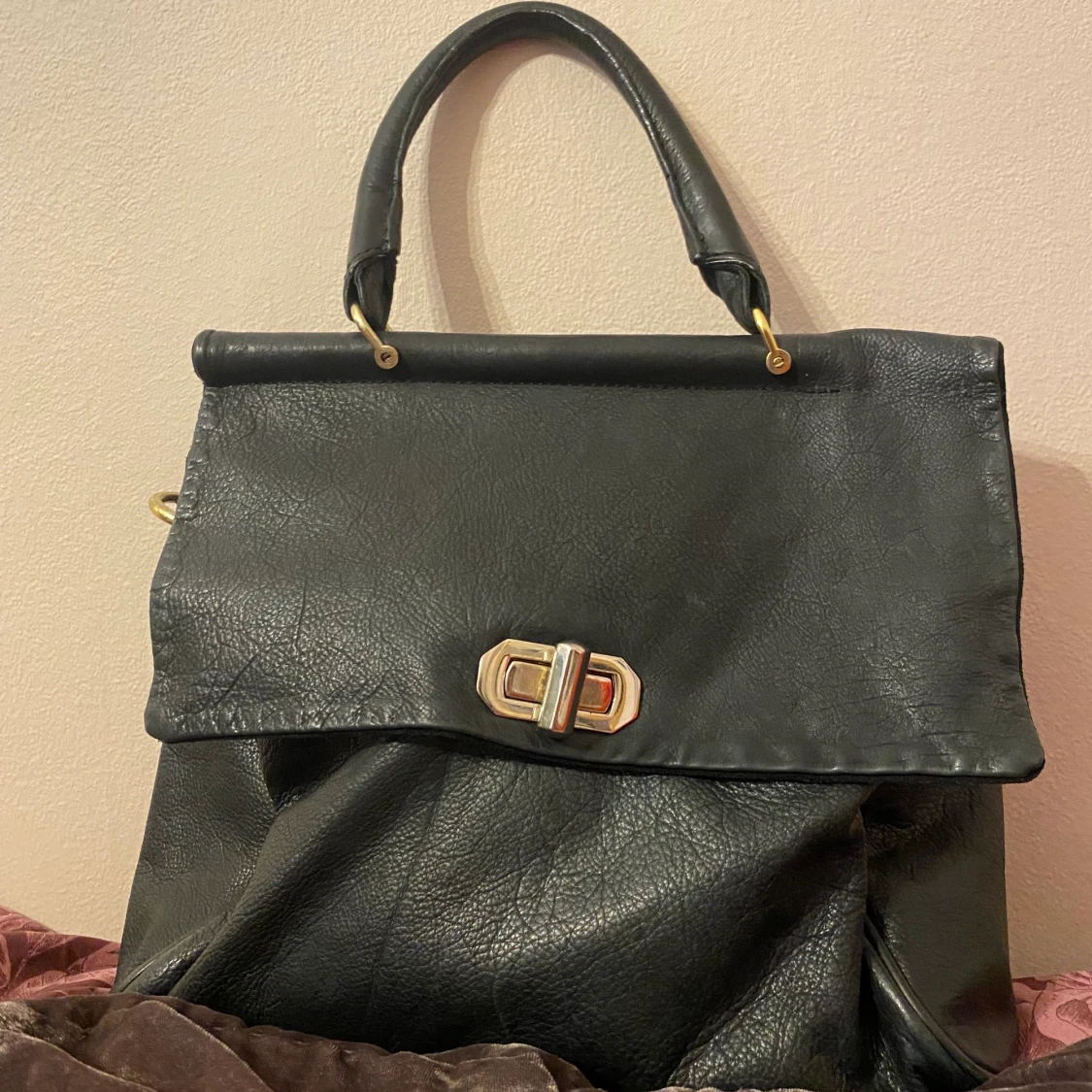 Snygg svart handväska 