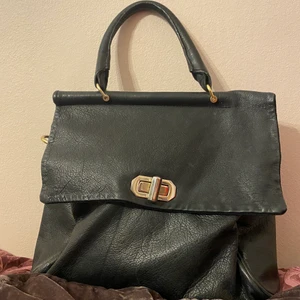 Snygg svart handväska  - Säljer denna as snygga handväska  Perfekt storlek och får plats med mycket 