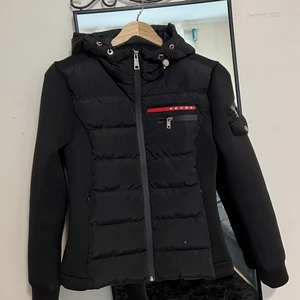 Prada  - Helt ny Prada jacka som köptes utan att användas på grund av  varierande väder samt fel storlek. Säljer den gärna och tänker köpa en ny kappa istället. 