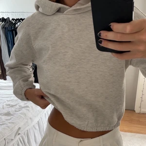 Croppad grå hoodie - Aldrig använd, prislapp kvar, nyskick