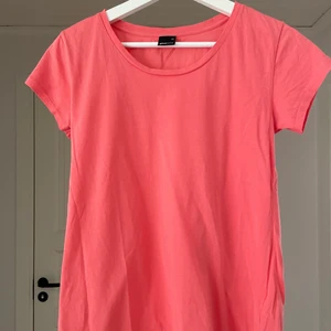 T-shirt - T-shirt från Gina Tricot, strl xs. Bra skick
