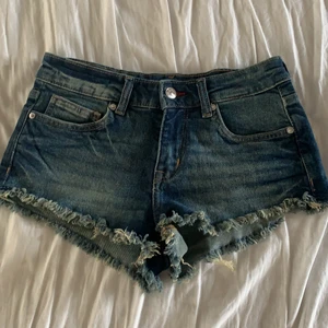 Skit snygga super lågmidjade jeans shorts från hm  - Dom är knappt använda och är i jätte bra skick och är super lågmidjade och dom är i storlek 36 men skulle säga att det passar för folk som har 34 som storlek med för dom passar mig 