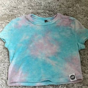 H&M T-shirt  - Denna tröjan köpte jag på H&M gör typ ett är sen och jag har aldrig haft användning av den så säljer den här och nu för ett väldigt billigt pris!