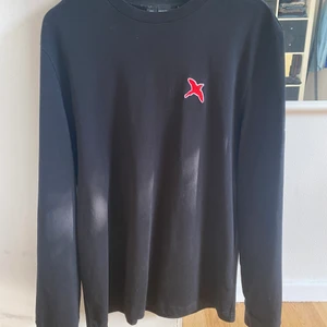 Axel arigato långärmad tröja  - Supersnygg lite tjockare långärmad tröja, simpel och passar till allt. Skick 9/10 använd 2 gånger.