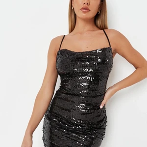 Missguided fest klänning - Köpte denna klänningen i fel storlek och hann tyvärr inte lämna tillbaka den. Den har fortfarande ”safety-bandet” på så den är precis som ny. Nypris 350kr