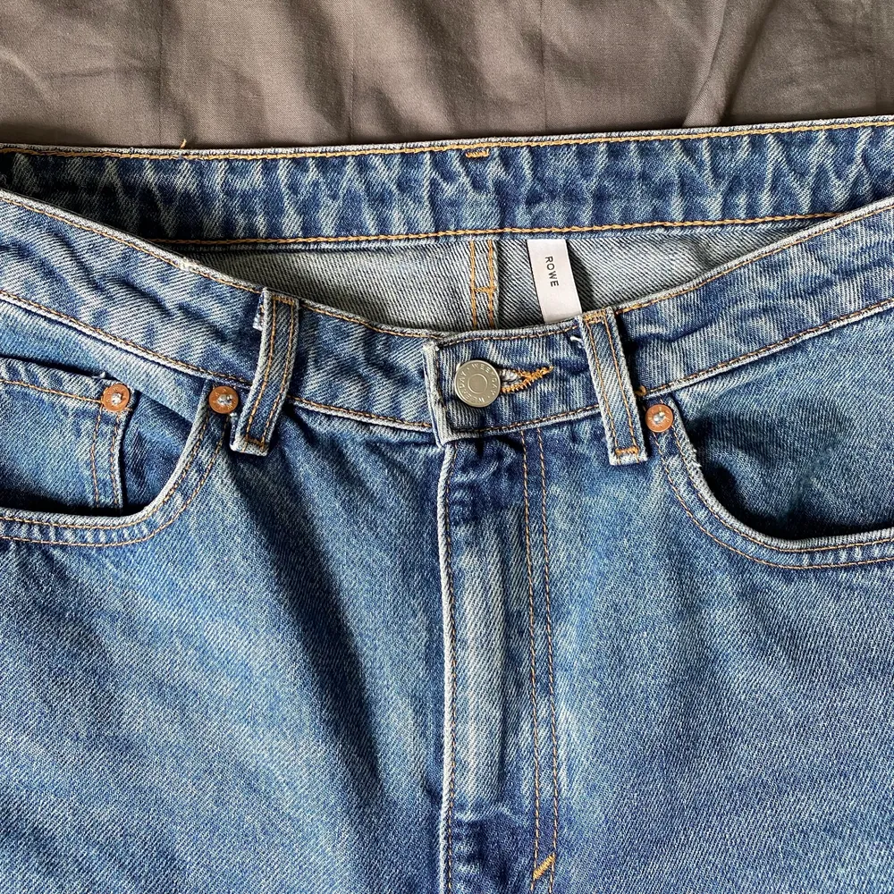 Jeans från weekday i modellen rowe, oanvända. Jeans & Byxor.