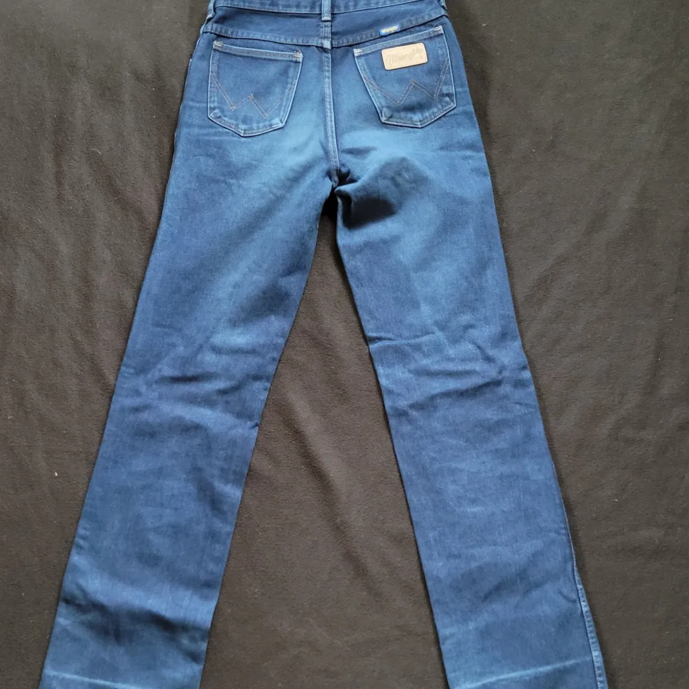 Vintage wranglerjenas i fint skick använt skick (har varit upplagda i byxslutet)  Midjemått: 78 cm Innerbenslängd 86 cm  Stumt i materialet. Passar inte mig som vanligtvis har W 27/28 i jeans.. Jeans & Byxor.