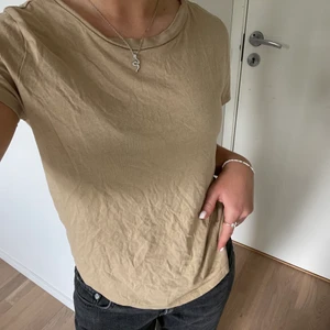 Beige t-shirt - T-shirt från h&m, köparen står för frakten på 49kr 