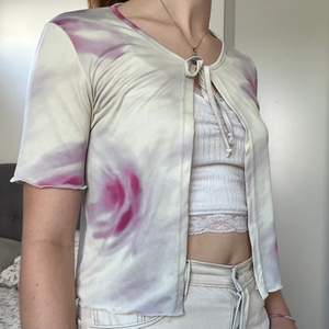 Jättehärligt tröja/kofta med fint snöre och coolt print i lila och rosa. Tröjan är lite off white och materialet är väldigt mjukt! Köparen står för frakt:)))