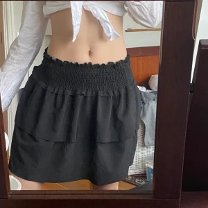 Kjol som förstärker höfterna  - Den är sydd så den går ut lite i höfterna vilket skapar känslor av hourglass 