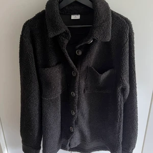 Teddyskjorta/Teddy jacka 🖤 - Superfin och mysig skjortjacka i Teddy material!🖤 aldrig använd, endast testad! Storlek medium💓