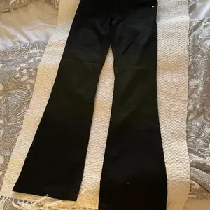 Svarta lågmidjade botcut jeans från BIK Bok. Inprincip oanvända och dessa behåller den svarta färgen superbra. 